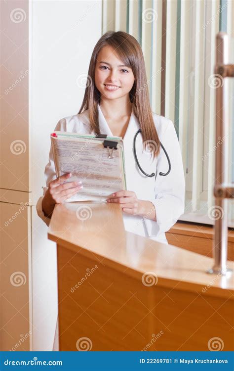 Femme De Docteur Dans Le Bureau Image Stock Image Du Verticale Sant