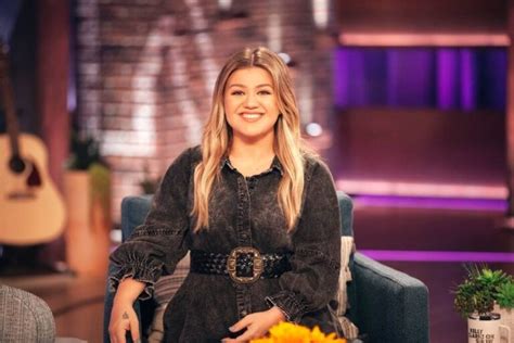 Kelly clarkson mtv nick lachey early 2000s fashion women in music local girls female singers beautiful celebrities celebrity crush. Kelly Clarkson Measurements, Bio, Age, Height, Net Worth ...