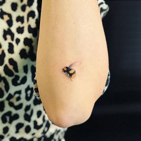 Honey Bee Tattoo On The Left Forearm Tatuaje Con Abejas Tatuaje De