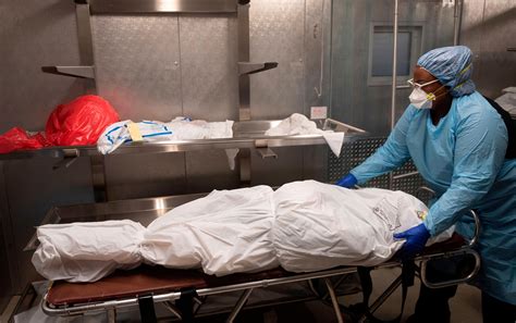 difunden video de cadáveres amontonados en morgue de hospital en perú en plena crisis por