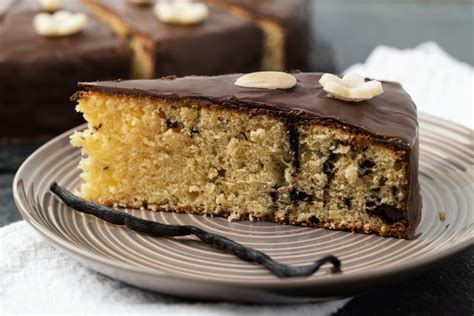 Pantxineta ist eine weitere süßspeise auf der liste der spanischen backwaren, die aus dem baskischen stammt. spanischer-vanillekuchen-mit-marzipan | Sallys-Blog