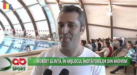Robert glinta, sportivul care a adus romaniei primul titlu european la inot, castigand aurul la 100 metri spate, este unul dintre sportivii in care romania isi pune mari sperante la jocurile olimpice din. ROBERT GLINTA IN MIJLOCUL INOTATORILOR DIN MIOVENI - YouTube