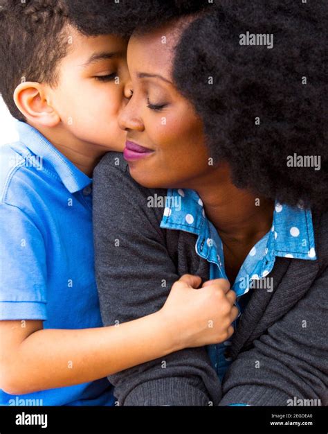 Mamá Abraza A Hijo Negro Fotos E Imágenes De Stock Alamy