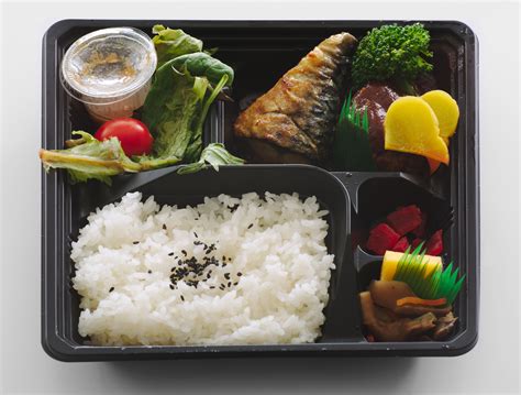 Eli Student Introduces Japanese Boxed Lunches To Us