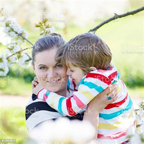 Kmother 리틀 어린이 남자아이 즐거움 In 꽃 공원 2명에 대한 스톡 사진 및 기타 이미지 2명 가족 개화기