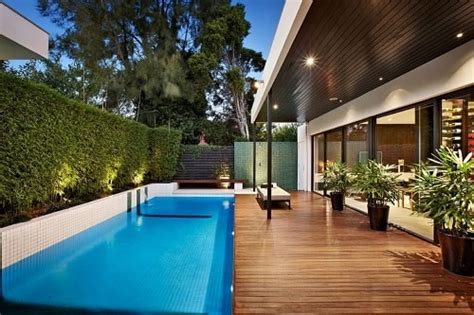 desain rumah minimalis  lantai  kolam renang sekitar rumah