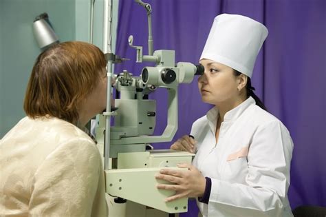 Oculista e visão de teste do paciente Foto Grátis