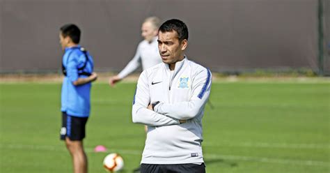 Perfil de entrenador de stanley menzo: Coronavirus: Van Bronckhorst en staf weg uit China ...