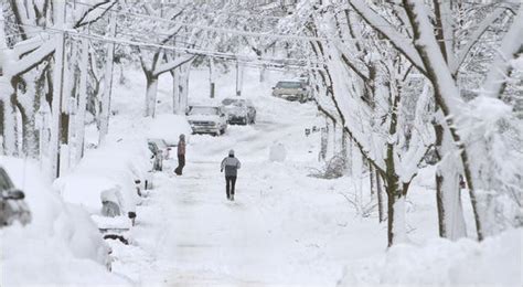 Blizzard Paralyzes Much Of Midwest The New York Times