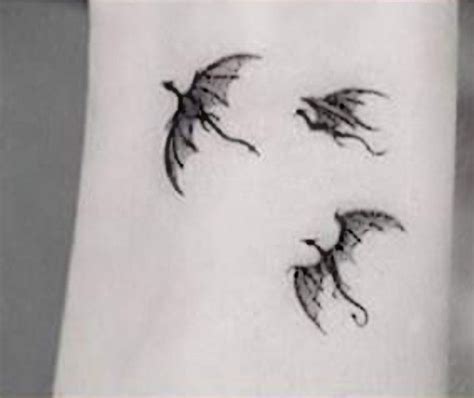 #wrist tattoos #celebrity tattoos #actresses tattoos #emilia clarke tattoo #single needle tattoos #mythology tattoos #dragon tattoo #tv series tattoo #game of thrones tattoo #film and book tattoos #patriotic tattoos #united states of america tattoos #small tattoos #drwoo #tiny tattoos #little. Tätowierungsdrache, Emilia Clarke, Game of Thrones ...