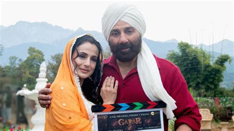 Sunny Deol Ameesha Patels Gadar 2 Wrapped Up Crew Dances To Main
