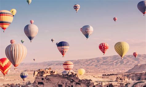 Turkiet har några av världens mest välbesökta städer. Flyg luftballong i Kappadokien, Turkiet (MAGISKT ...
