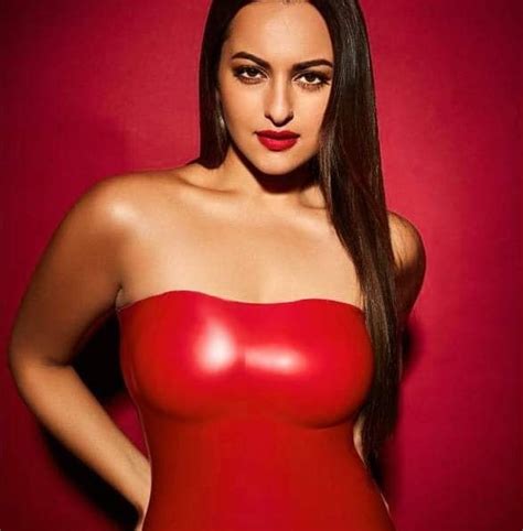 gorgeous boobs of bollywood actress