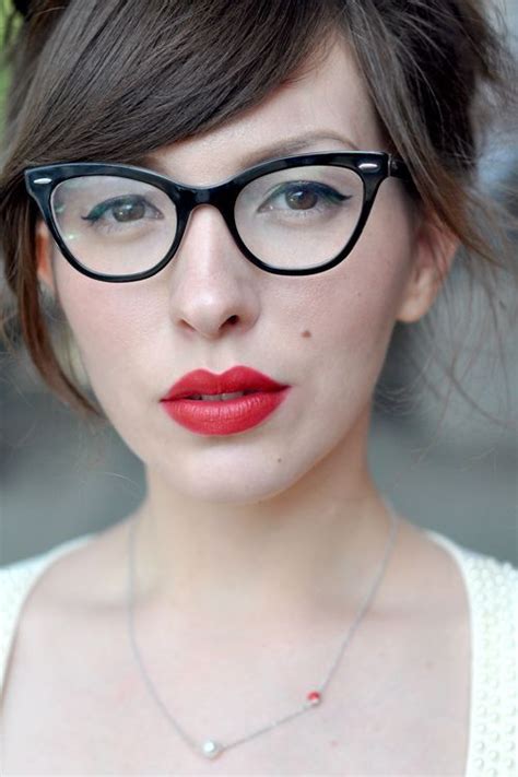 40 Beautiful Bangs On Women With Glasses Ideas Nona Gaya Glasses Frames Hipster Vintage Cat