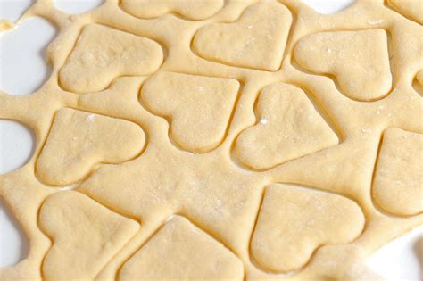 The soft oatmeal cookies are filled with chopped raisins or dates. Sour Cream Sugar Cookies - 12 Tomatoes