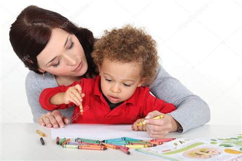 Mother Teaching Her Child How To Draw — Stock Photo