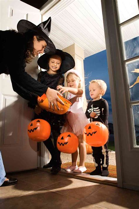7 Tips To Stay Safe This Halloween While Trick Or Treating Livehealth