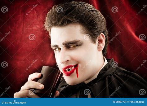 Sonrisa De Consumición De La Sangre Del Vampiro Masculino Foto De