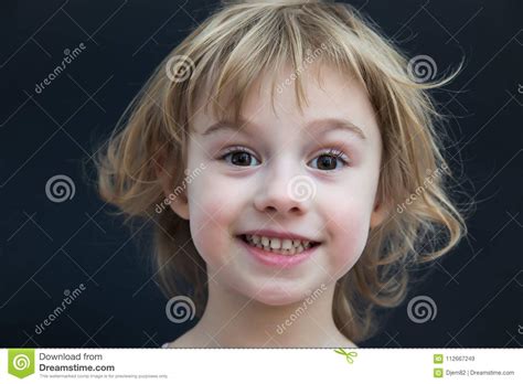一个美丽的小女孩的画象 库存图片 图片 包括有 人们 人员 一个 有吸引力的 喜悦 严重 女孩 112667249