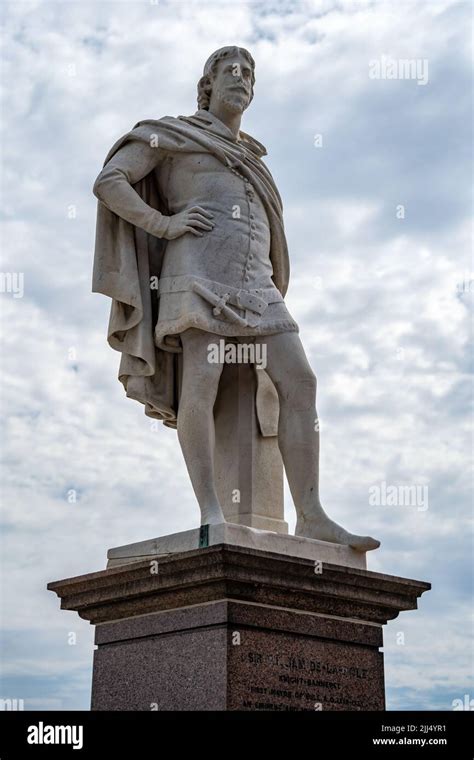 Kingston Upon Hull Yorkshire Uk July 17 Statue Of Sir William De
