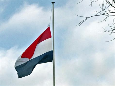 Op social media klonken al verschillende oproepen van nederlanders om de vlag halfstok te hangen. Vlaggen halfstok tijdens landelijke herdenking | TV ...