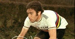 Born 17 june 1945), better known as eddy merckx, is a belgian former professional road and track bicycle racer who is the most successful rider in the history of competitive cycling.his victories include an unequalled eleven grand tours (five tours of france, five tours of italy, and a tour of spain), all five monuments, three world. Overzicht grootste overwinningen Eddy Merckx ...