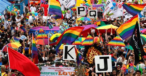 Christian Group Surprises Pride Crowd Apologizes For Anti Lgbtq Views