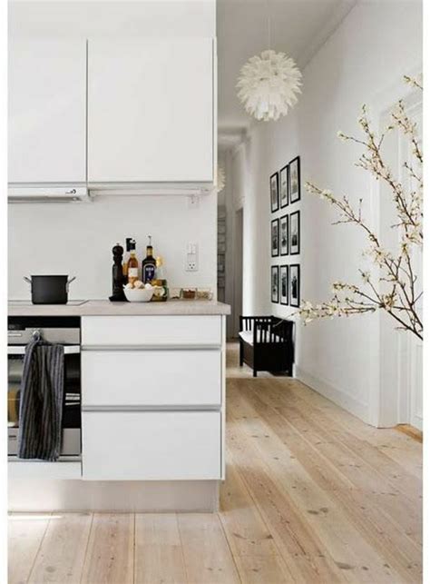1001 conseils et idees pour amenager une cuisine moderne blanche. Le parquet clair, c'est le nouveau hit d'intérieur pour 2017!