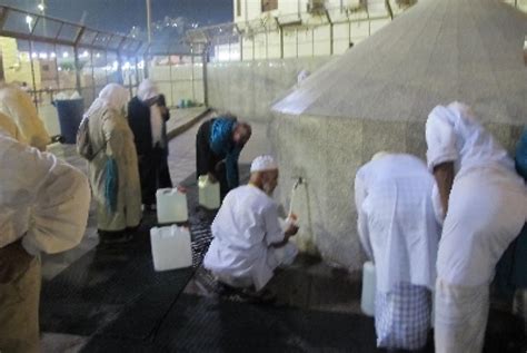 زمزم) ialah telaga biasa yang terletak di dalam masjidil haram di makkah, hampir dengan kaabah, tempat paling suci dalam islam. Farida Masuk Islam Setelah Minum Air Zamzam | Republika Online