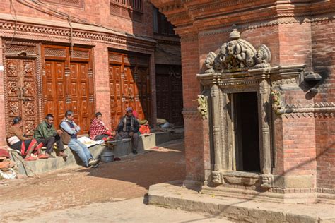 orangorang duduk di depan rumah tradisional di bhaktapur di nepal foto stok unduh gambar