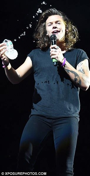The site adds that wilde met up with styles in italy after spending time with her kids, otis, 7, and daisy, 4, in london, who are there with their father, jason sudeikis. Harry Styles leads One Direction gig in New Jersey as they ...