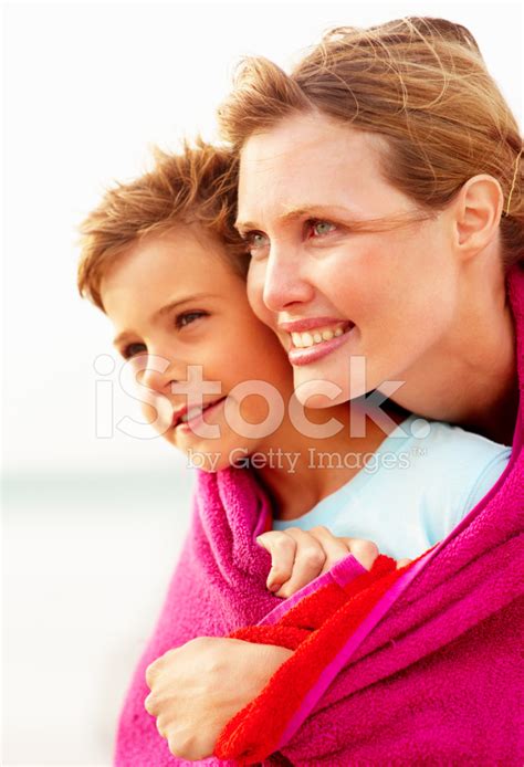 Foto De Stock Madre Solícita Abrazando A Su Hijo En La Playa Libre De