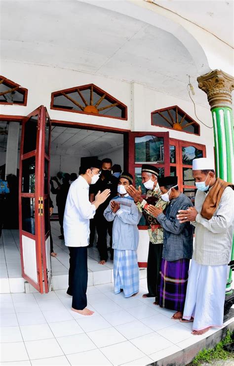 Jokowi Salat Jumat Di Masjid Babul Jannah Lembata Kerja Hasil