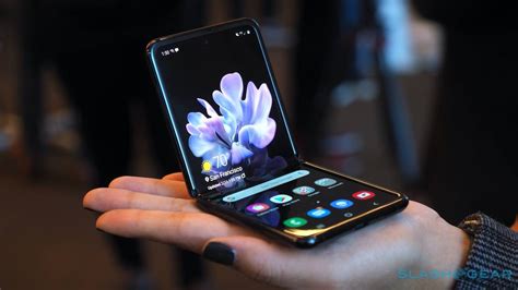 The design of the samsung galaxy z fold 2 is an iteration over the galaxy fold design, and this is immediately noticeable. Samsung Galaxy Fold 2 roadmap hints at some welcome ...