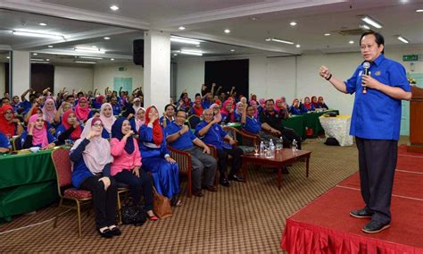 Sesiapa jua boleh menjadi perdana menteri, walaupun anda (wartawan) boleh jadi perdana menteri, katanya sebagai menjawab pertanyaan yang berulang kali. UMNO boleh menang perang media sosial PRU-14 | Politik ...