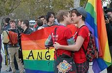 lesbiennes gouvernement homosexuels longue gays embrassade rassemblés montpellier samedi sont midilibre demandent gayraud christophe