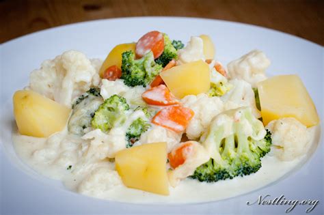 Brokkoli Blumenkohl Auflauf mit Möhren und Salzkartoffeln