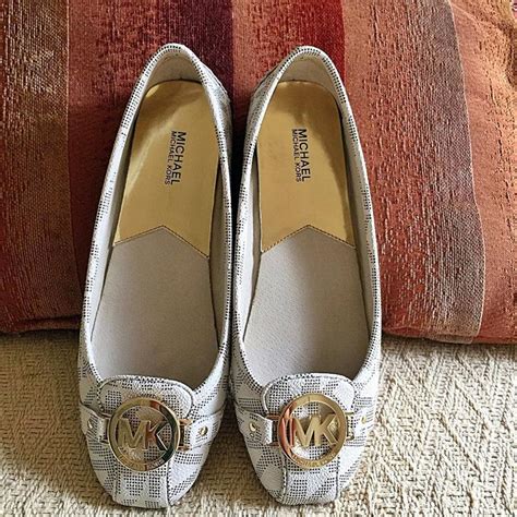 A survey conducted say that a typical pakistani woman has a wide collection of shoes of the different price range in her. Top 10 Ladies Shoes Brands in Pakistan - Hutch.pk