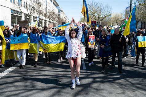 Ukrainerin 50 Berichtet Von Vergewaltigung Im Krieg „sie Zogen Mich Aufs Bett Und Drückten