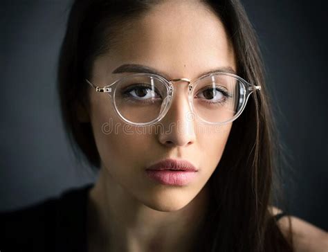 Sensual Retrato De Una Mujer Hermosa Joven En Gafas Inteligentes Retrato De La Belleza Del