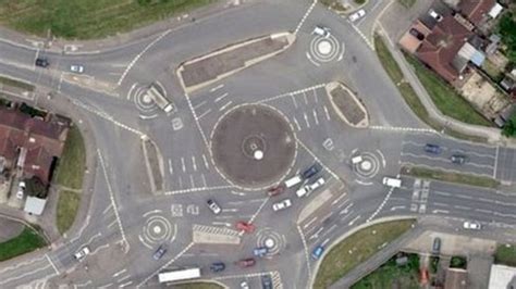 Swindons Iconic Magic Roundabout Turns 40 Bbc News