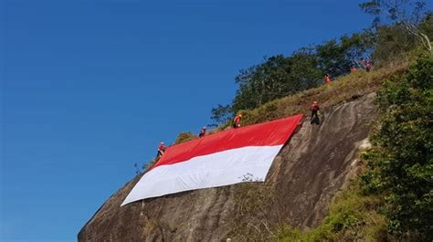 Add photo for gunung bendera. Pengibaran Bendera Merah Putih di Tebing Gunung Bongkok