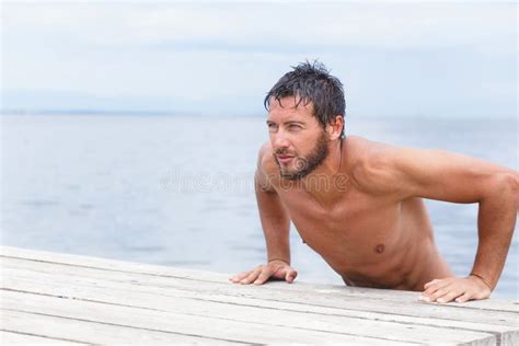 Ritratto Dell Uomo Atletico Sicuro Senza La Camicia Fotografia Stock Immagine Di Modo Sguardo