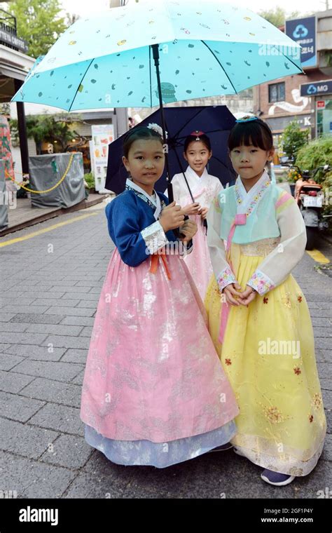 Des filles coréennes vêtues de vêtements traditionnels dans le village