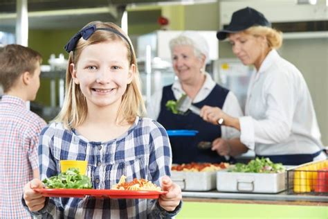 4 Ways To Make Sure Your Kids Eat A Healthy Lunch At School