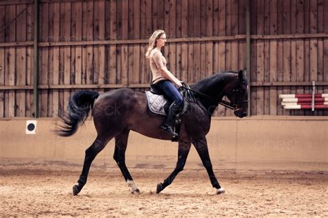 Frau Auf Pferd Bilder 🌈frau Auf Einem Galoppierenden Pferd Zum