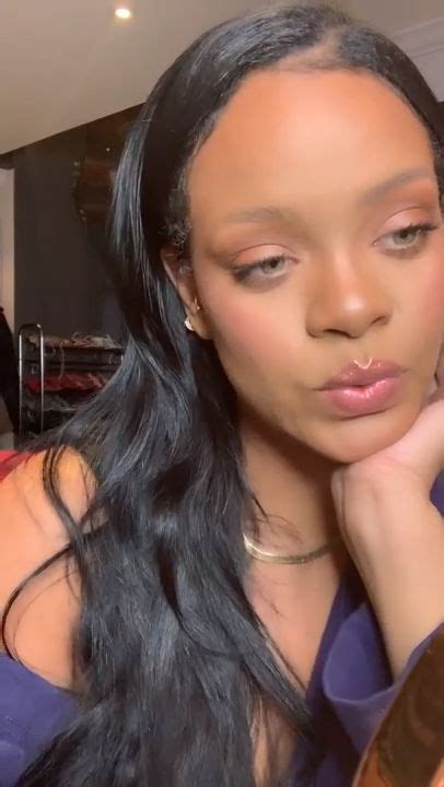 For This Tutorial Tuesday Rihanna Shows You How She Fills In Her Brows