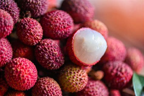 How To Peel And Eat Lychee