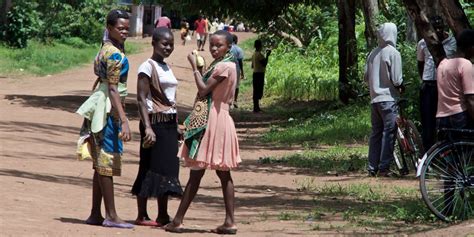 Au Malawi Dans Les Camps D’ Initiation Sexuelle Pour Fillettes