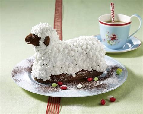 Ein einfacher rührteig mit frischem rhabarber und einer herrlichen baiserhaube. Osterlamm | Rezept | Osterlamm backen, Lecker, Kuchen ohne ...
